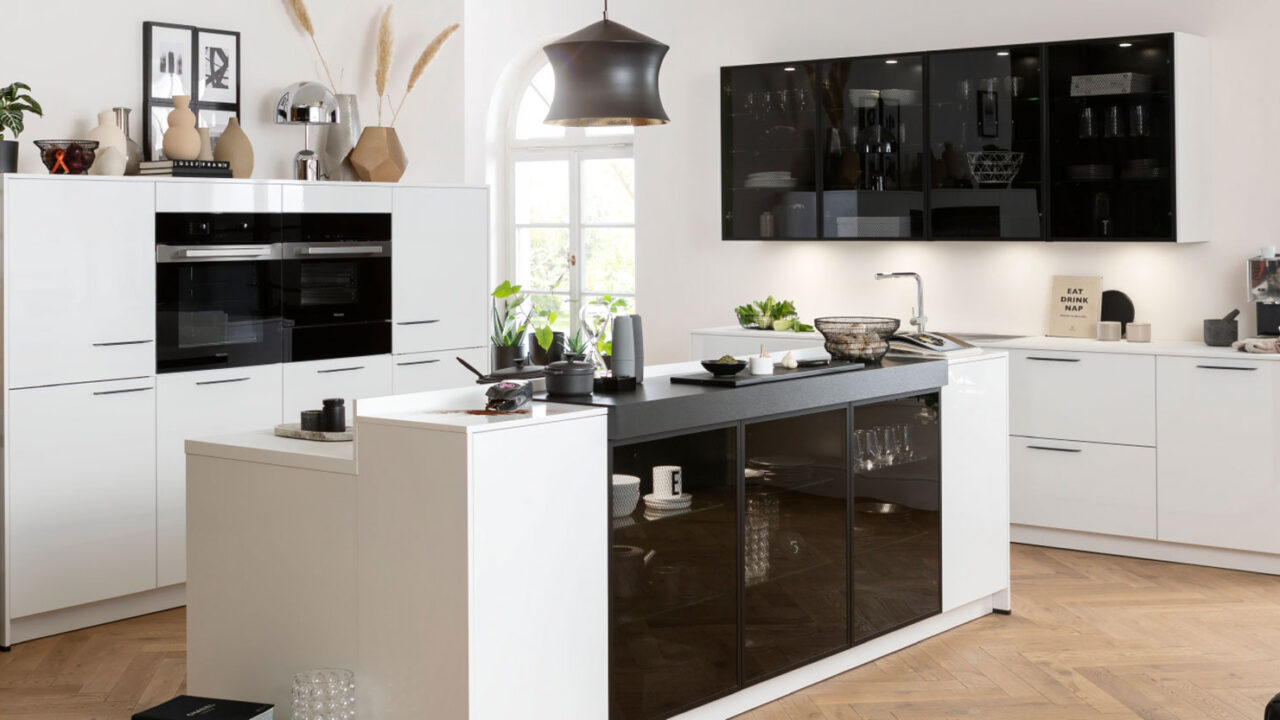Küchen in Weiß und Schwarz